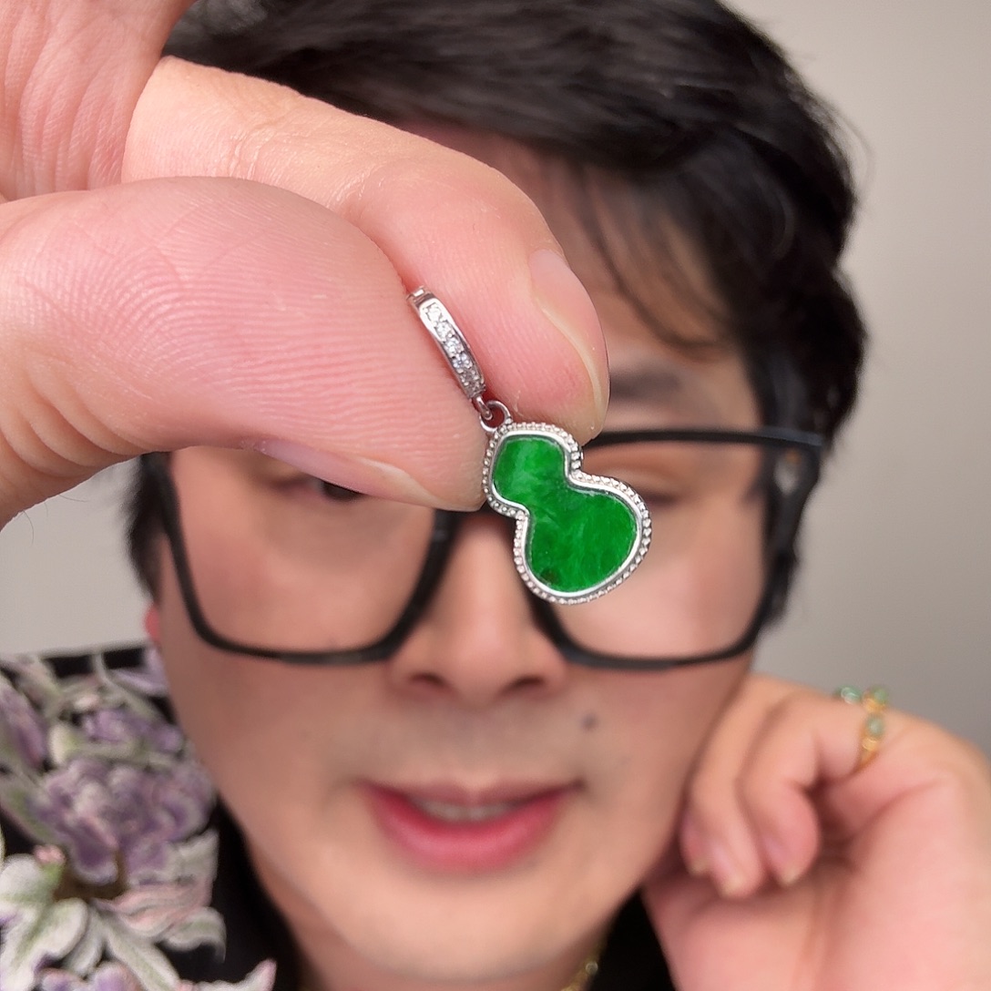 翡翠未镶嵌颈饰一件