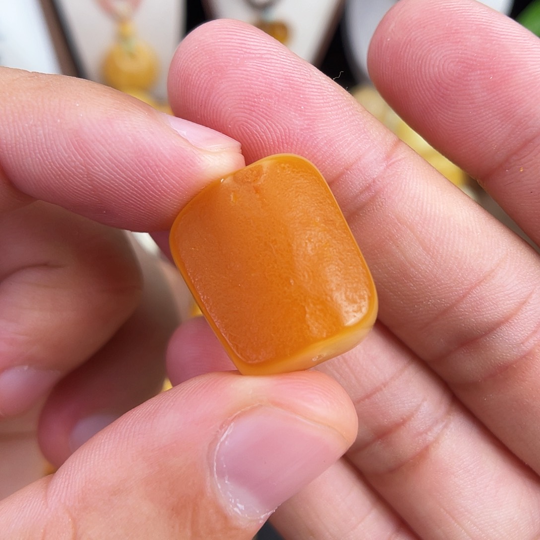 未镶嵌琥珀珠宝奇石