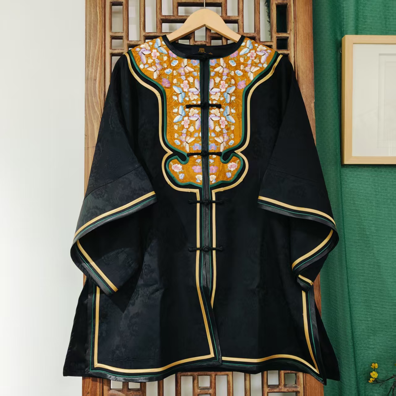 （LS468-2）凤徕兮私人定制黑香香底黄蝴蝶刺绣对襟盘扣中长款风衣