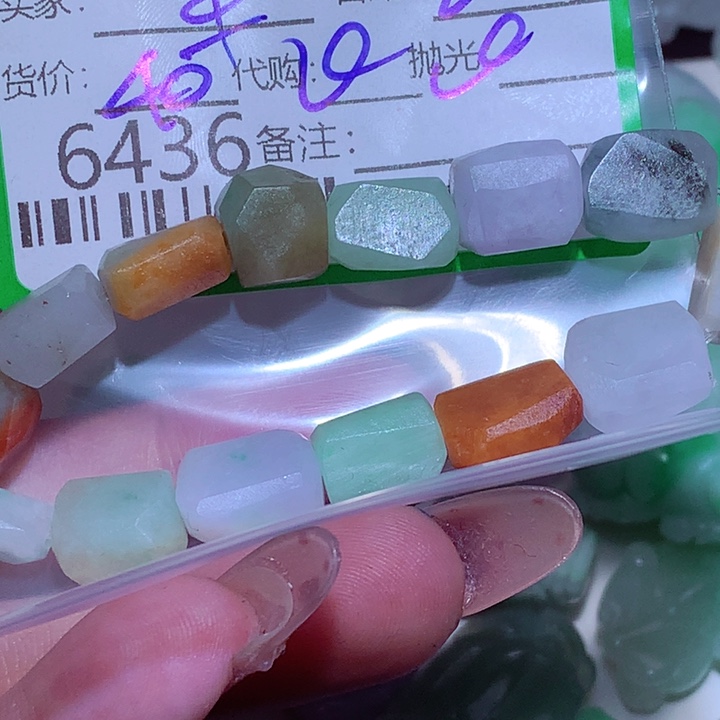 梁****翡翠未镶嵌颈饰是