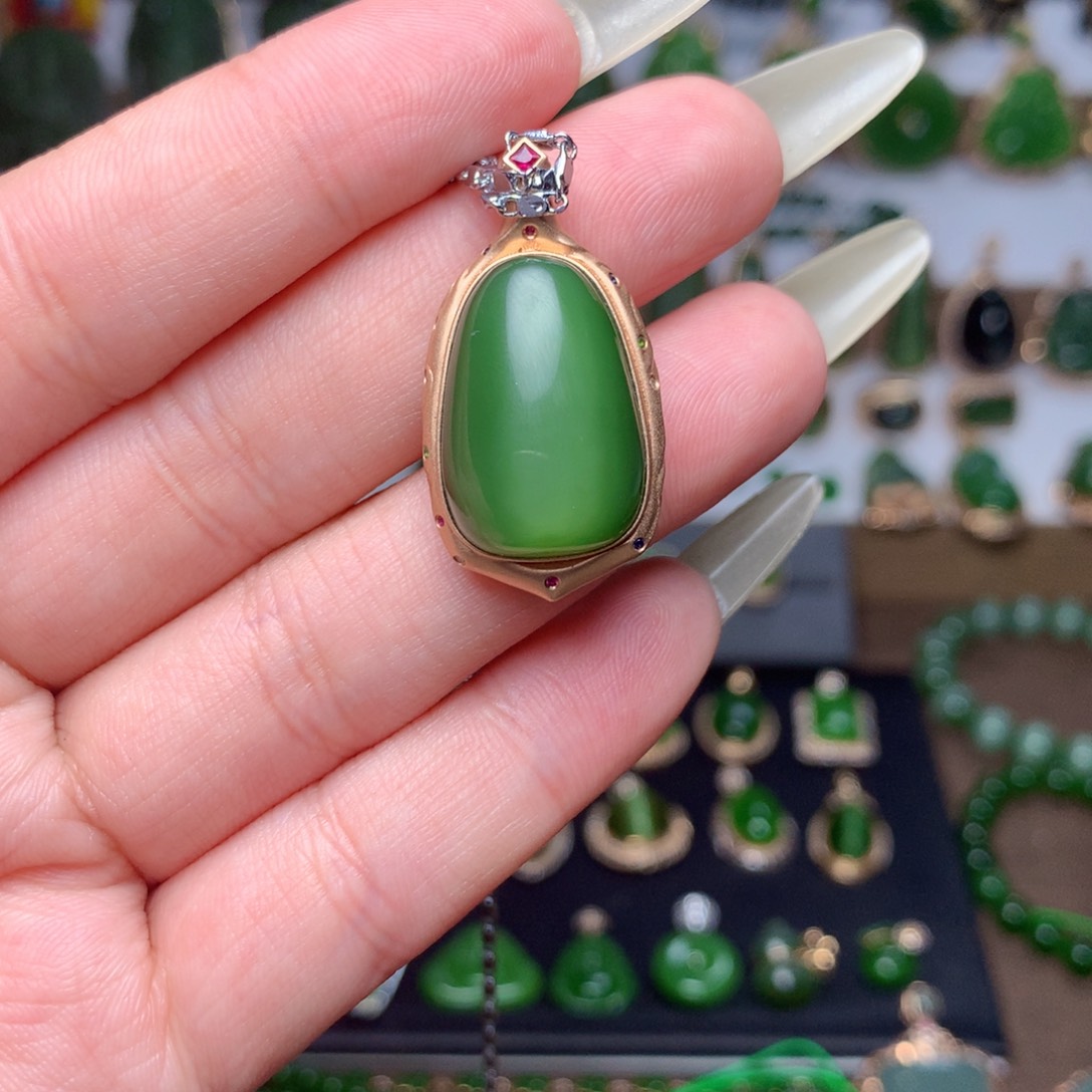 和田玉（碧玉）吊坠18K金镶嵌