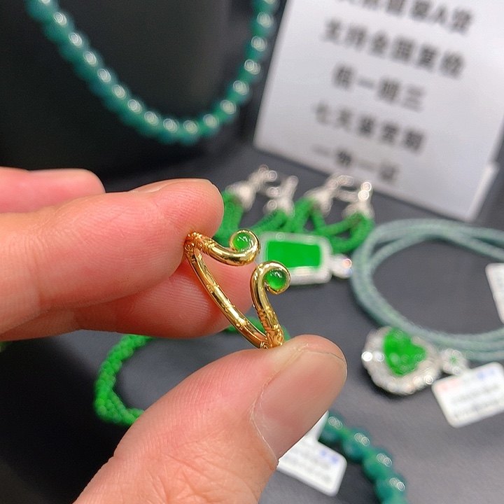 翡翠手链未镶嵌。。。