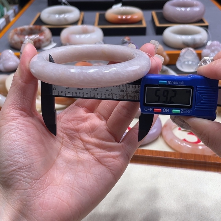 未镶嵌手镯石英质玉