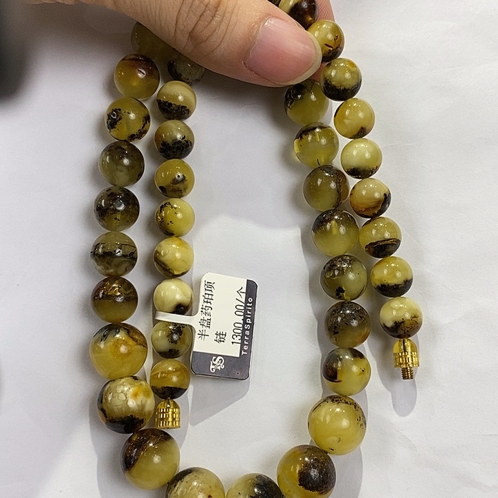 琥珀未镶嵌颈饰多人