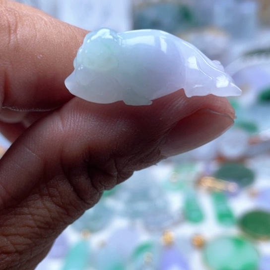 翡翠未镶嵌颈饰翡翠三彩鱼