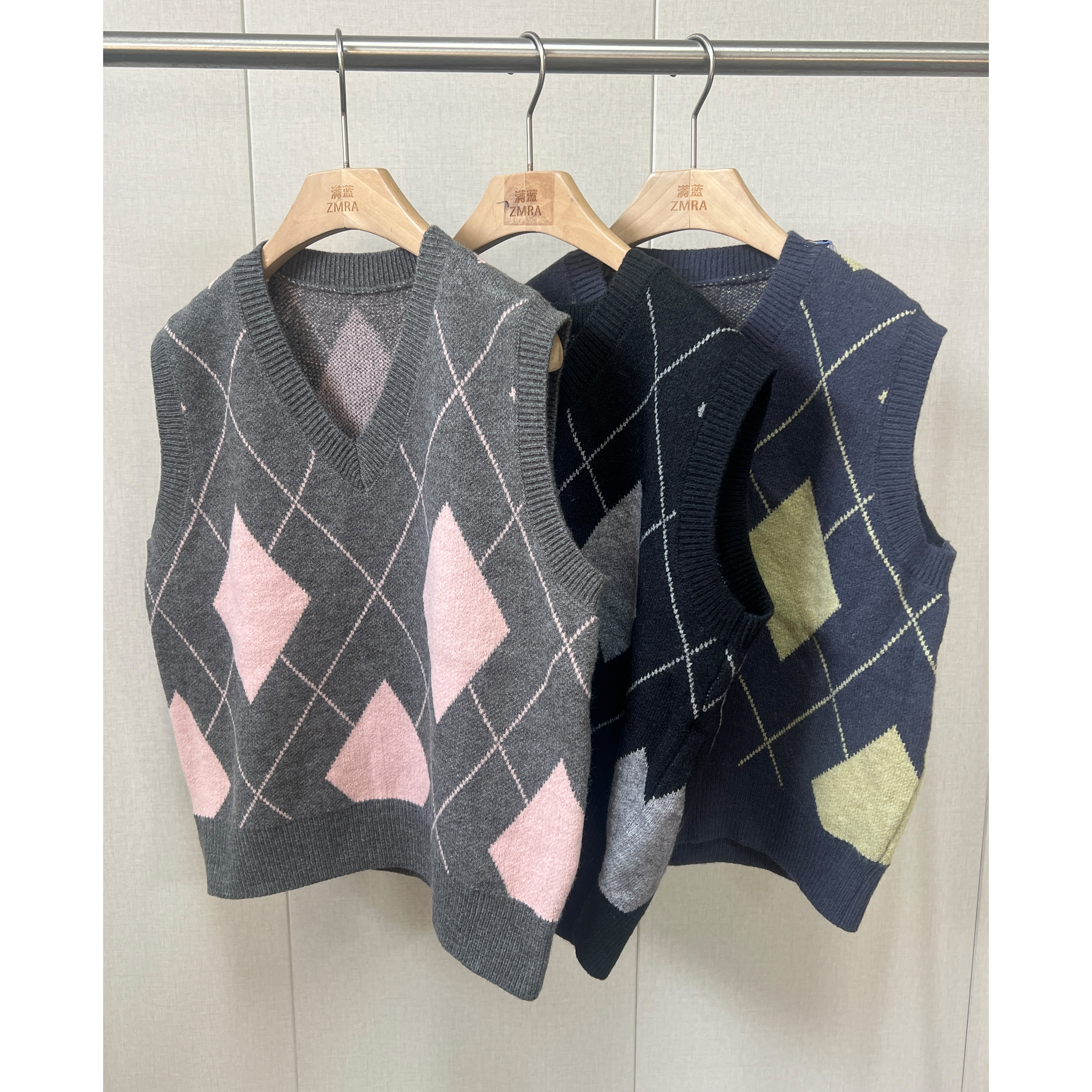 ZM2380 秋冬V领不规则格纹时尚百搭针织背心