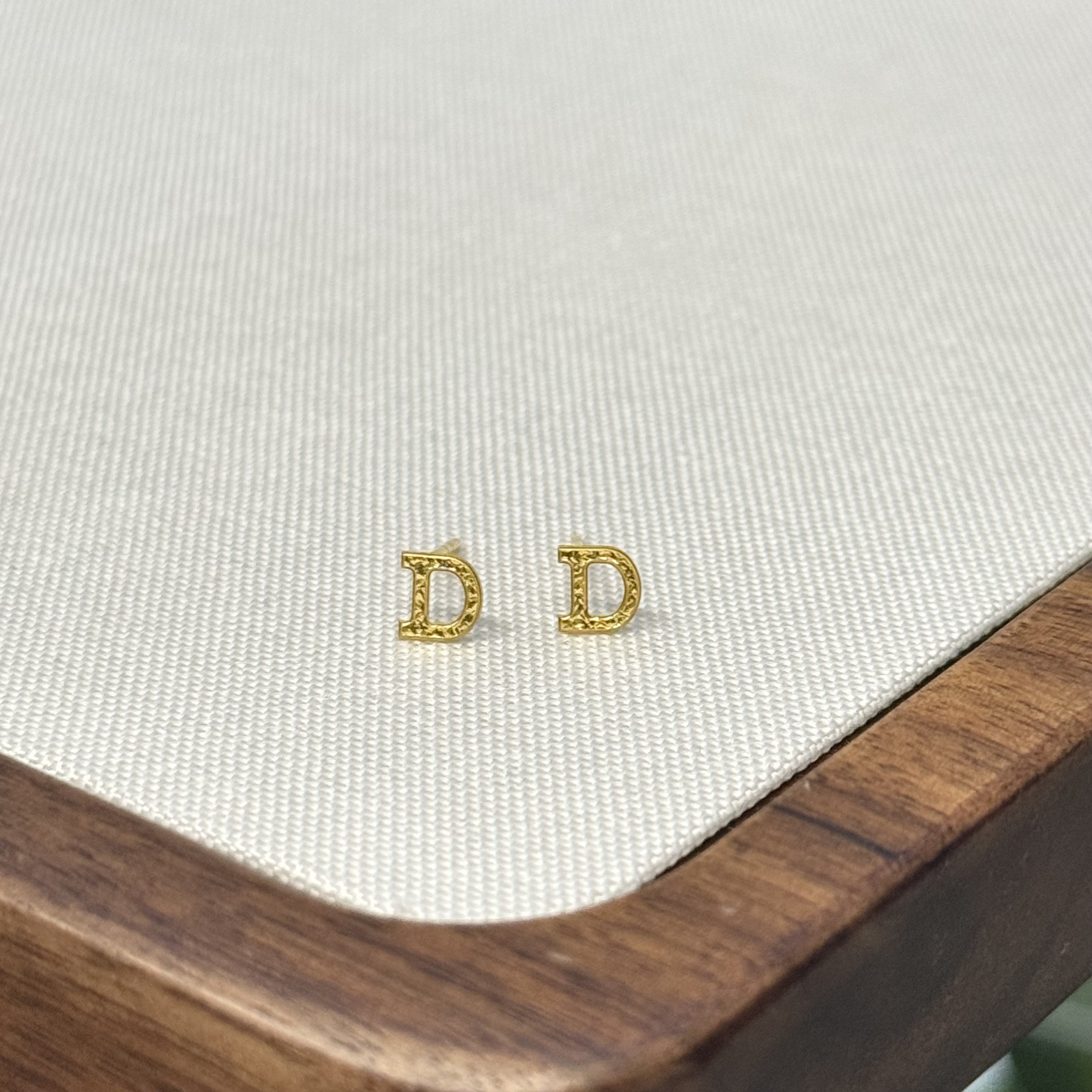 真真-E【碎冰D字耳钉】-足金999精工5耳饰