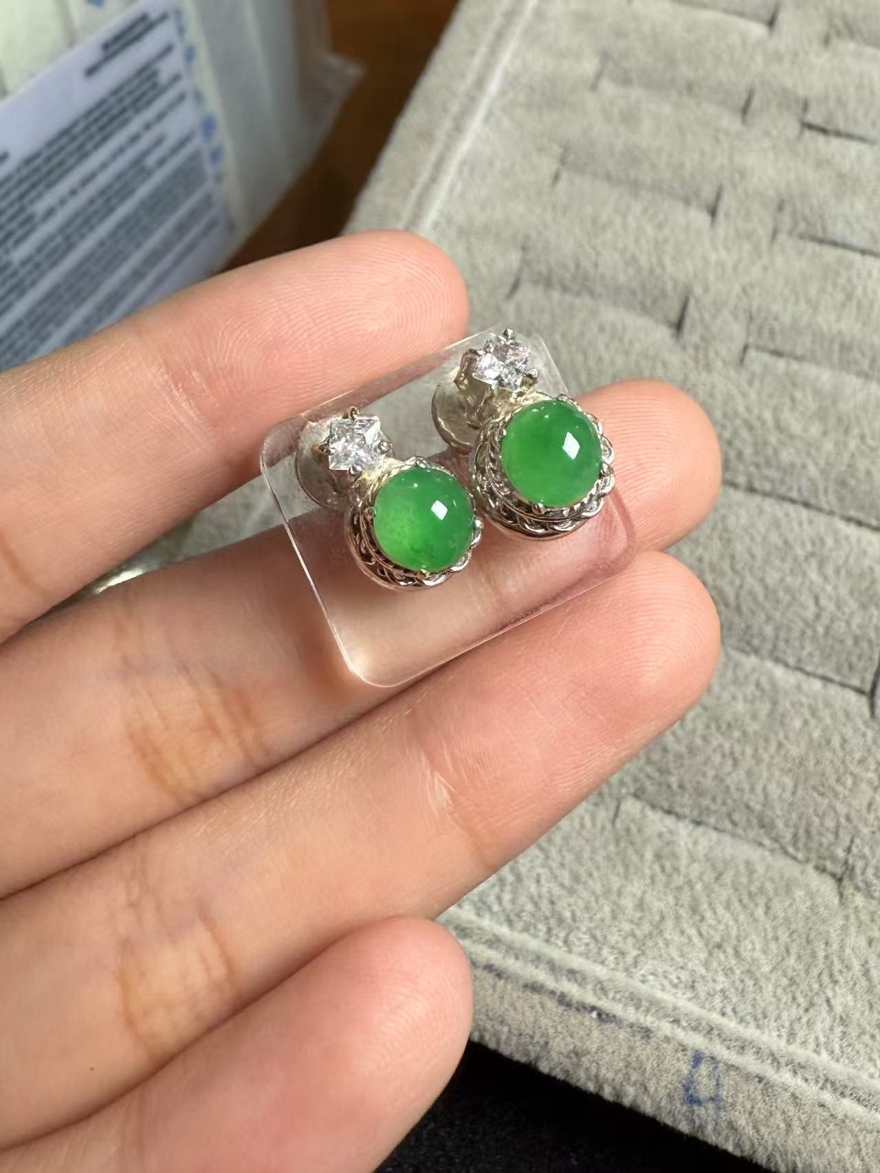 缅甸天然翡翠耳钉一对