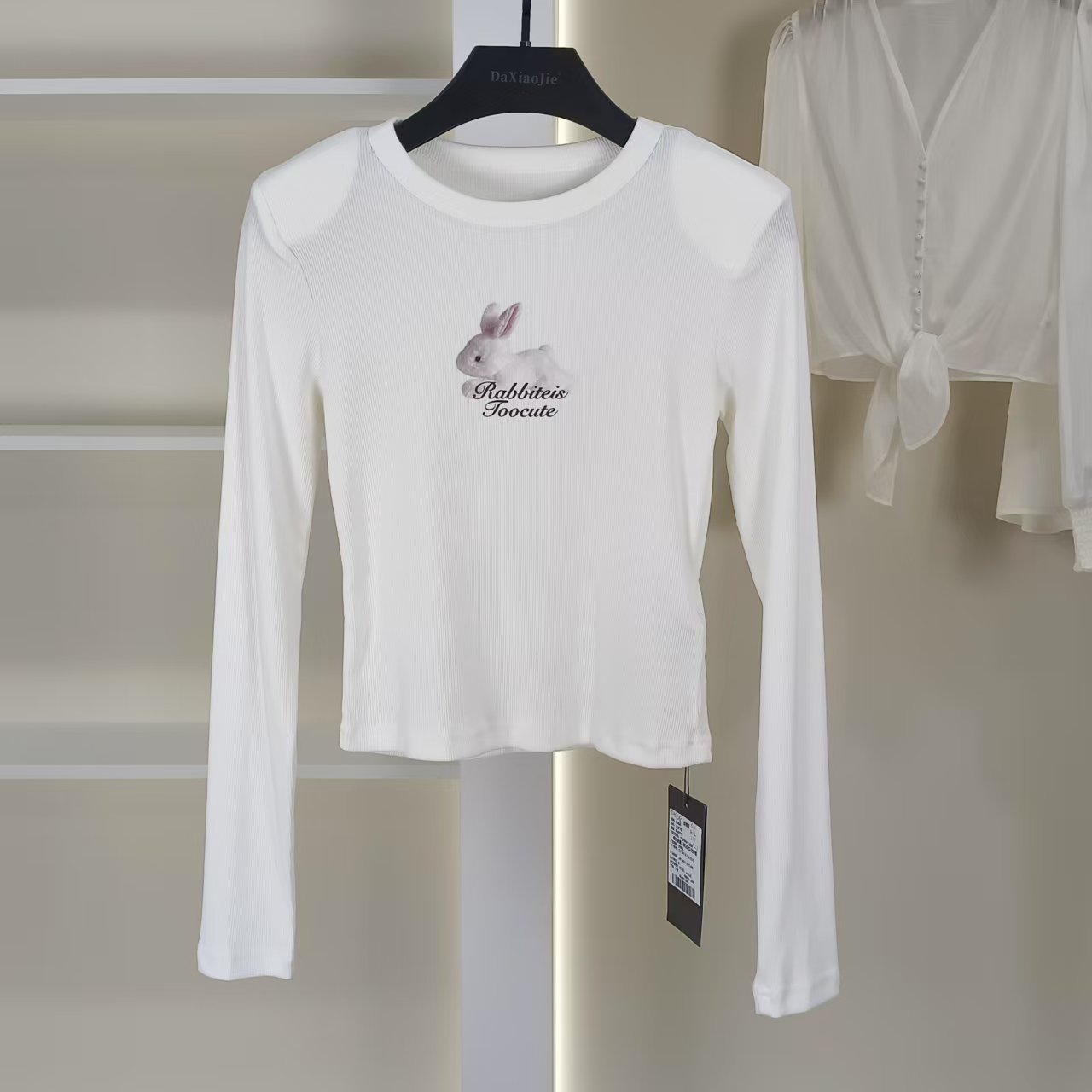 麦迪尚品【白LY】50407283 春季简约垫肩兔兔针织打底上衣品牌撤柜