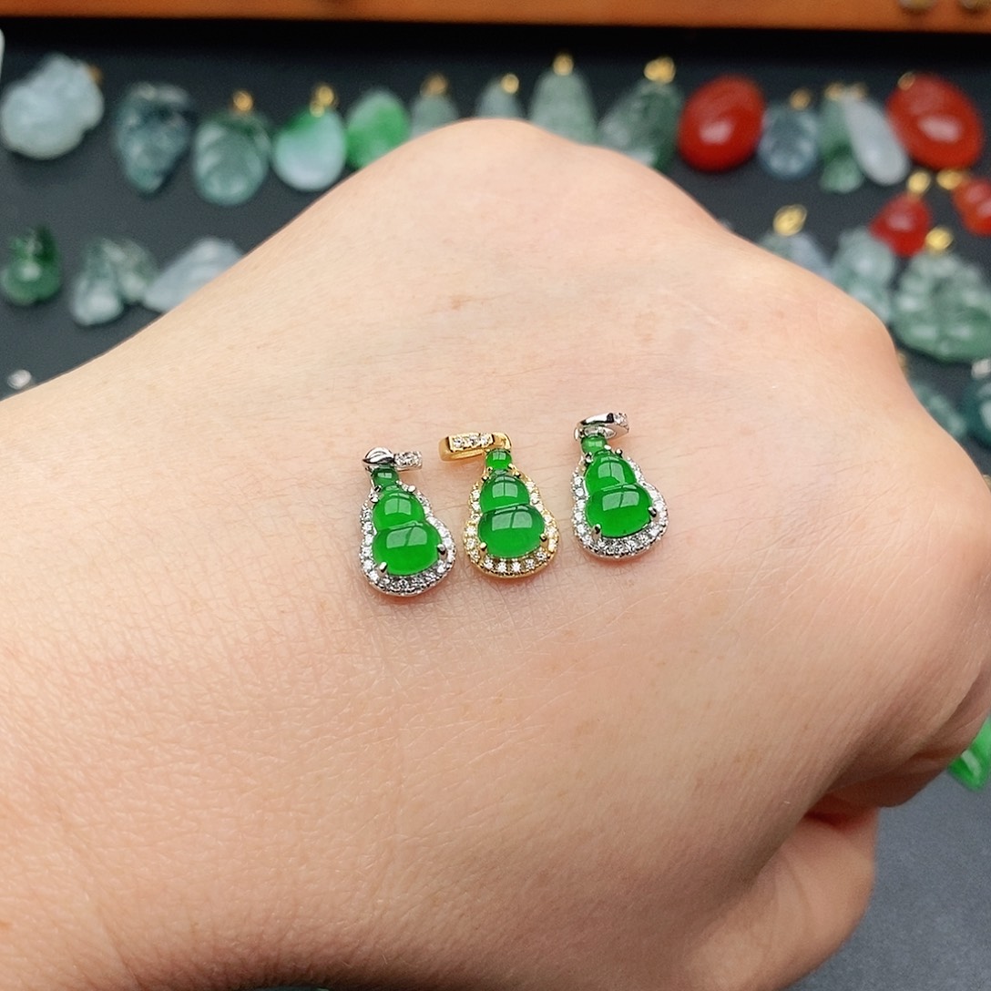 翡翠吊坠(赠链)银S925镶嵌是***姐吊坠