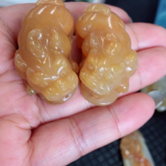 石英质玉（黄龙玉）未镶嵌串串