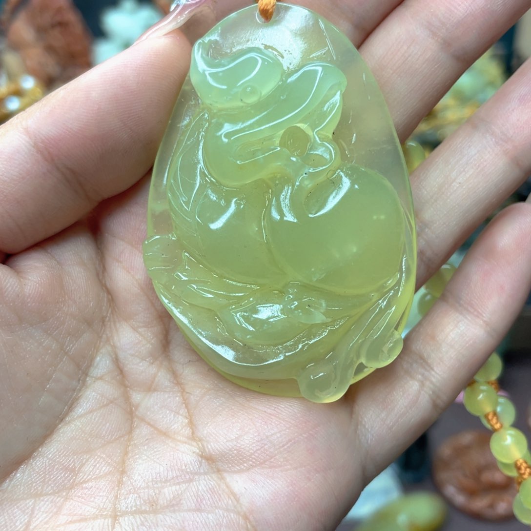 蛇纹石玉颈饰未镶嵌