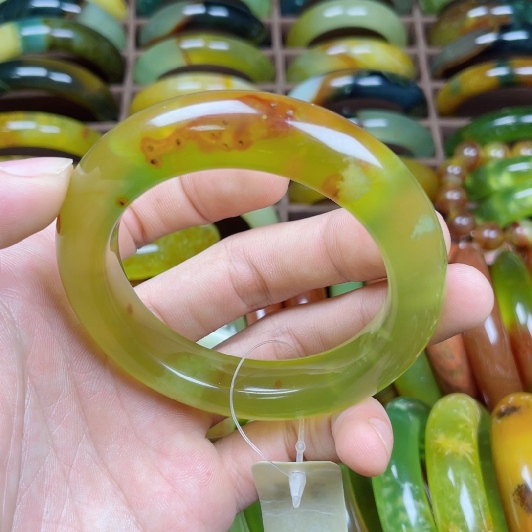 卿***酒蛇纹石玉未镶嵌手镯