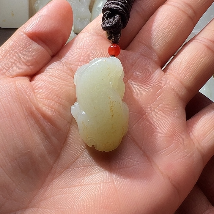 ****儿和田玉未镶嵌颈饰