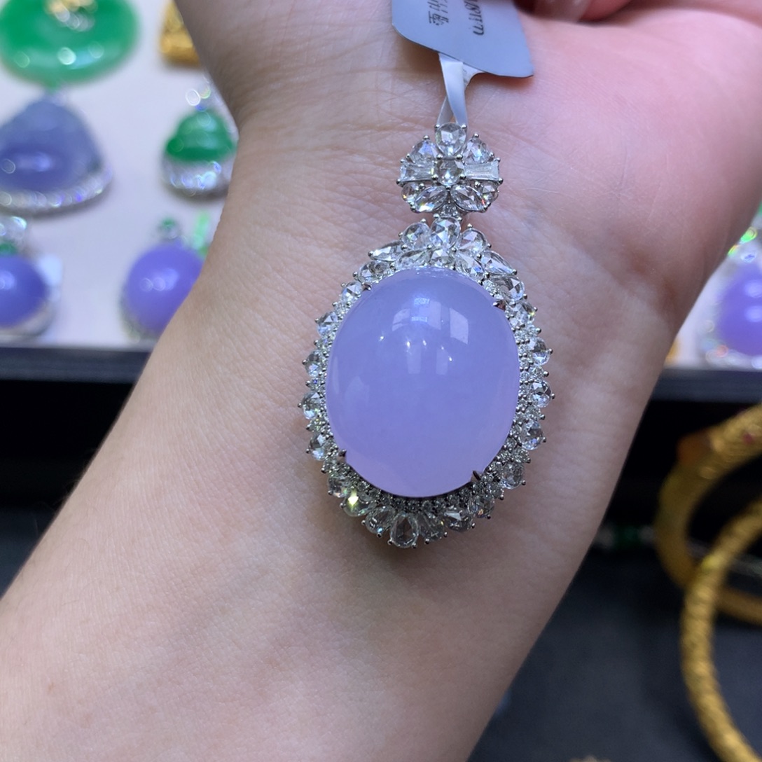 开****翡翠18K金镶嵌颈饰