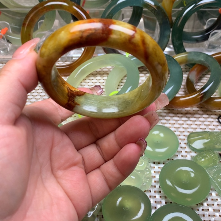 蛇纹石玉手镯53圈口微瑕未镶嵌