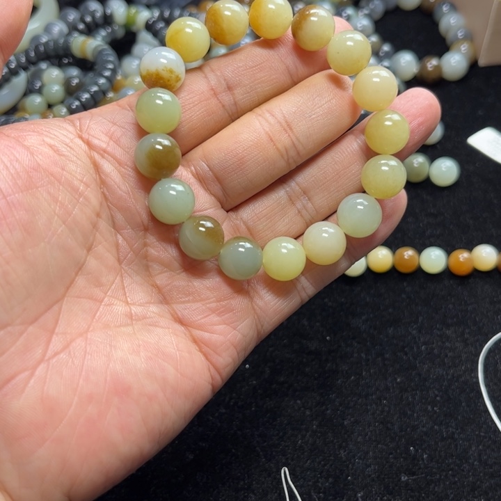 圆***曲和田玉（糖玉）未镶嵌手链