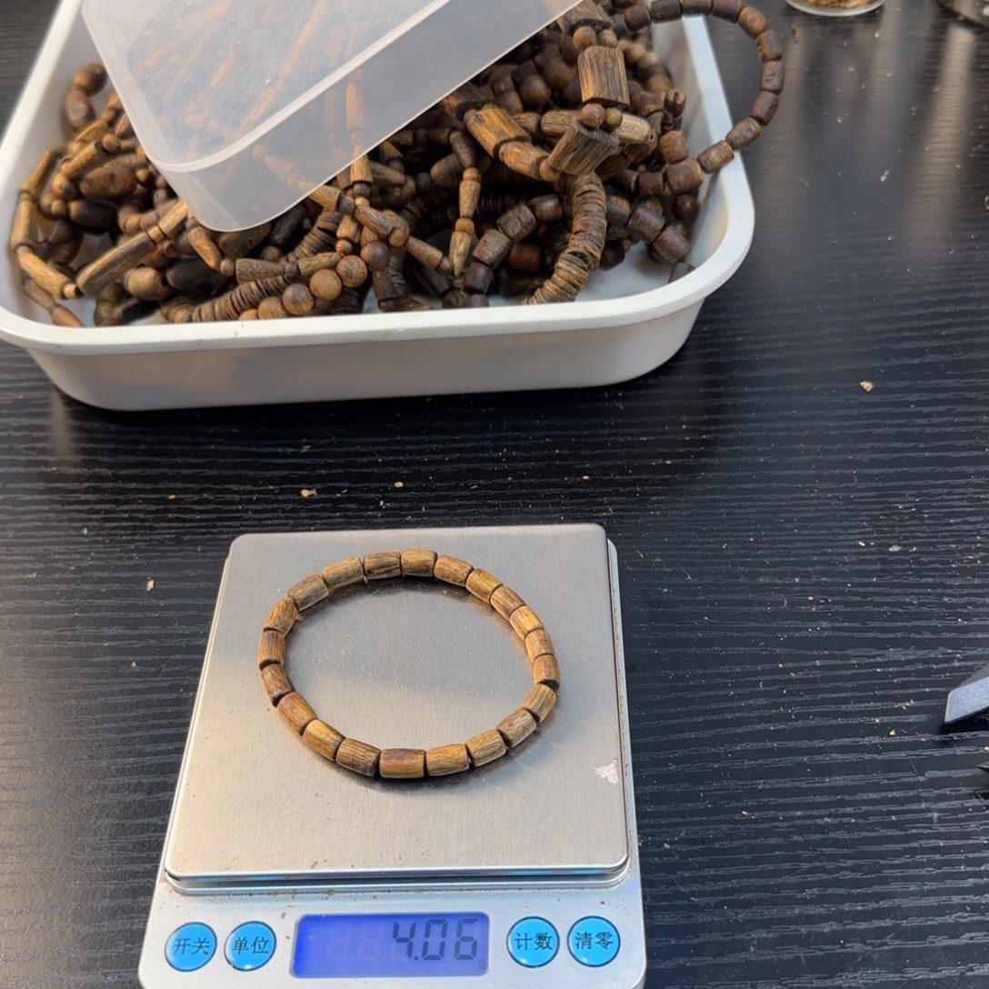 线香奇楠虫漏4.06克白棋手串
