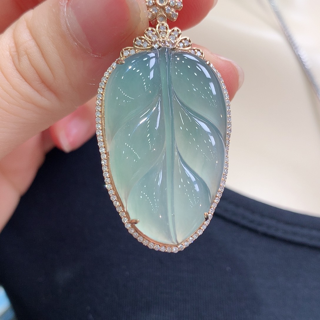 翡翠18K金镶嵌颈饰叶子