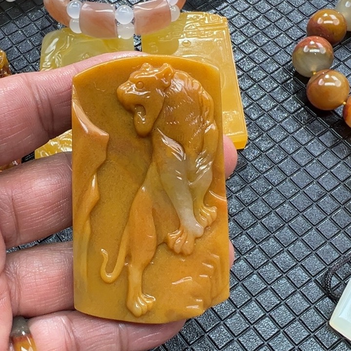 石英质玉（黄龙玉）颈饰未镶嵌