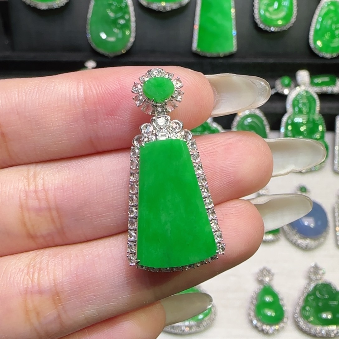 翡翠18K金镶嵌颈饰