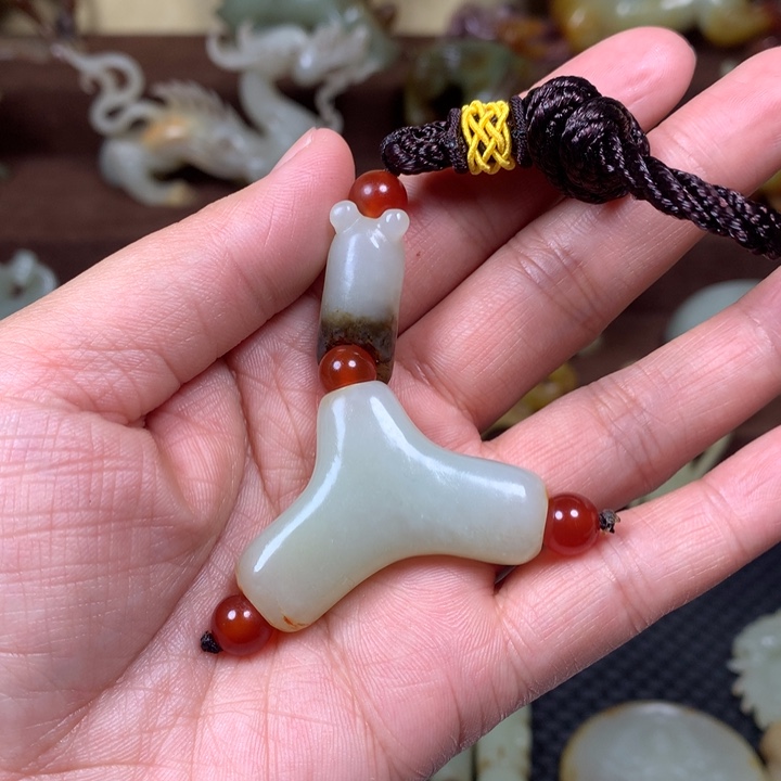 和田玉未镶嵌把件