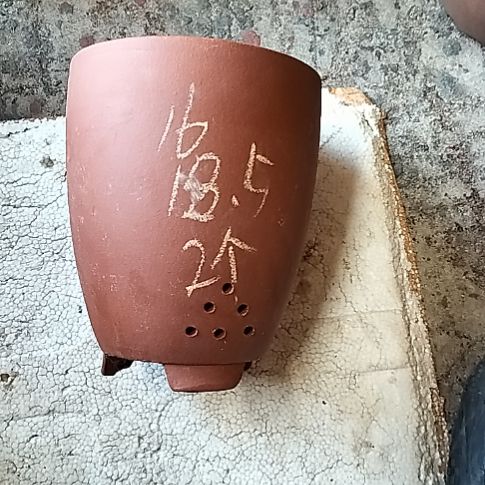 红泥三角两个花盆
