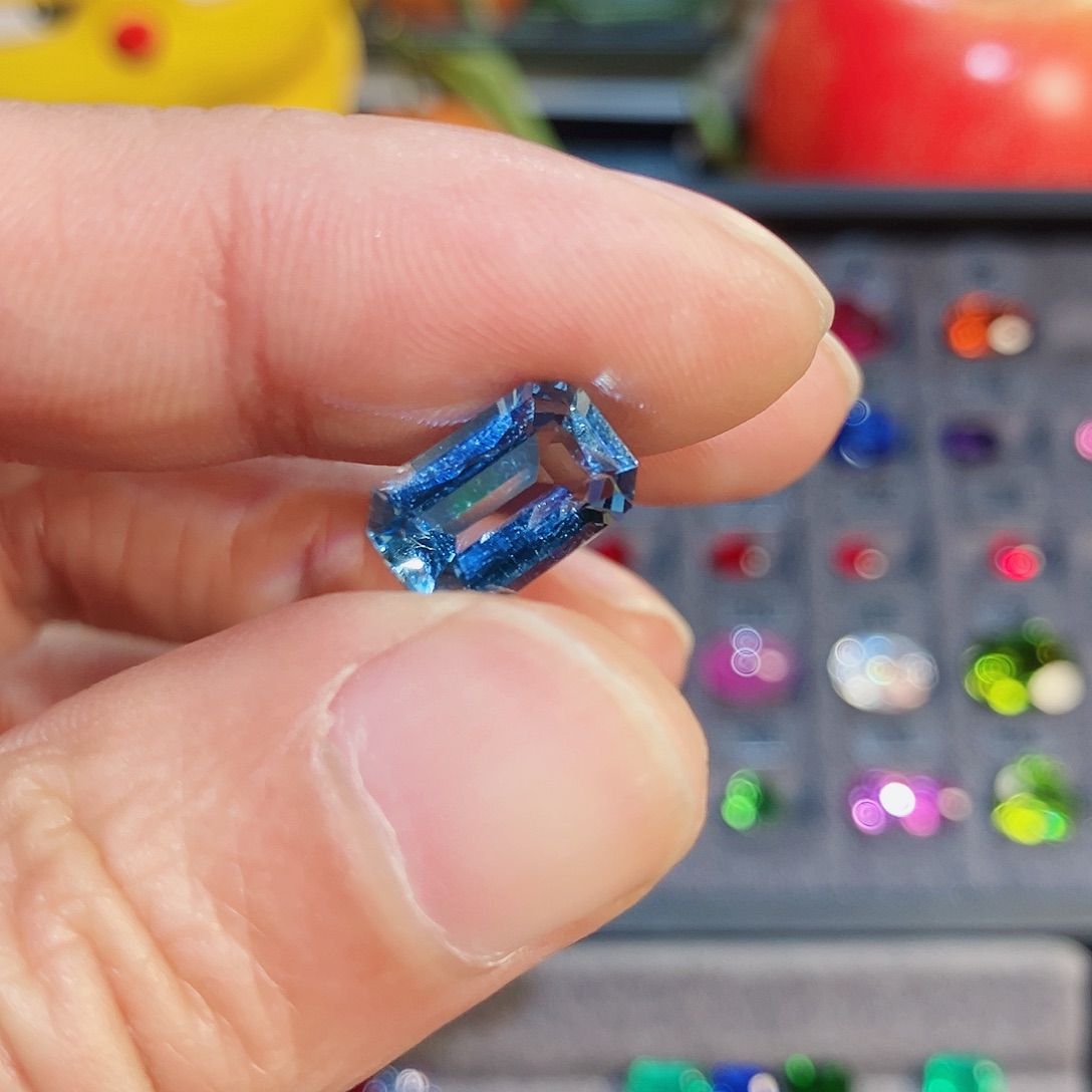 海蓝宝石裸石未镶嵌活***蛙2.59克拉