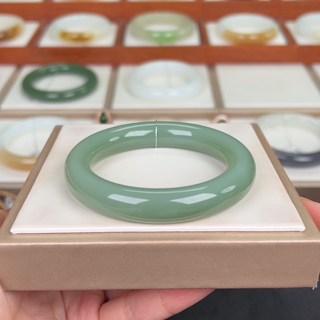 和田玉未镶嵌手镯粉青