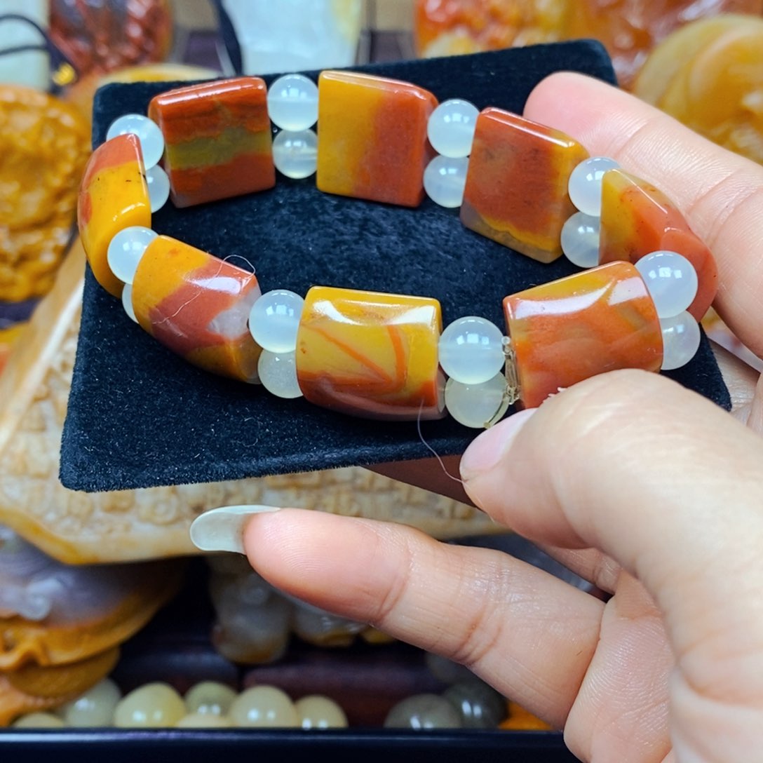 石英质玉（黄龙玉）未镶嵌颈饰