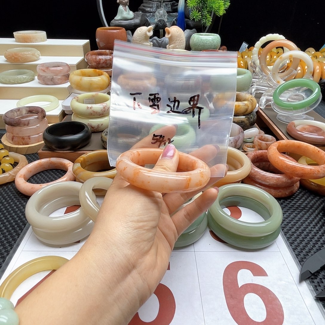 下****石英质玉（佘太翠）手镯未镶嵌