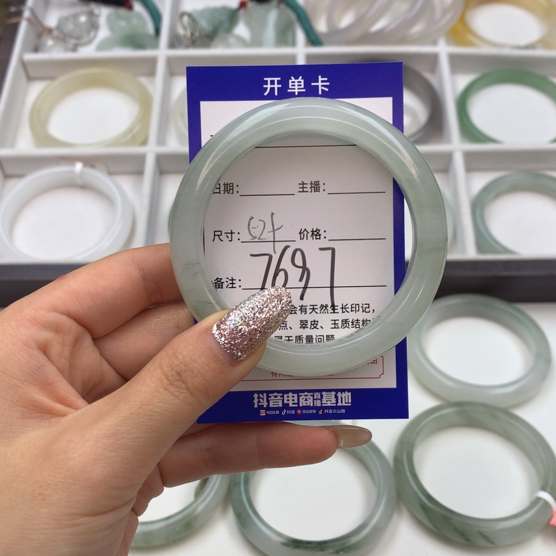 l***1石英质玉未镶嵌手镯