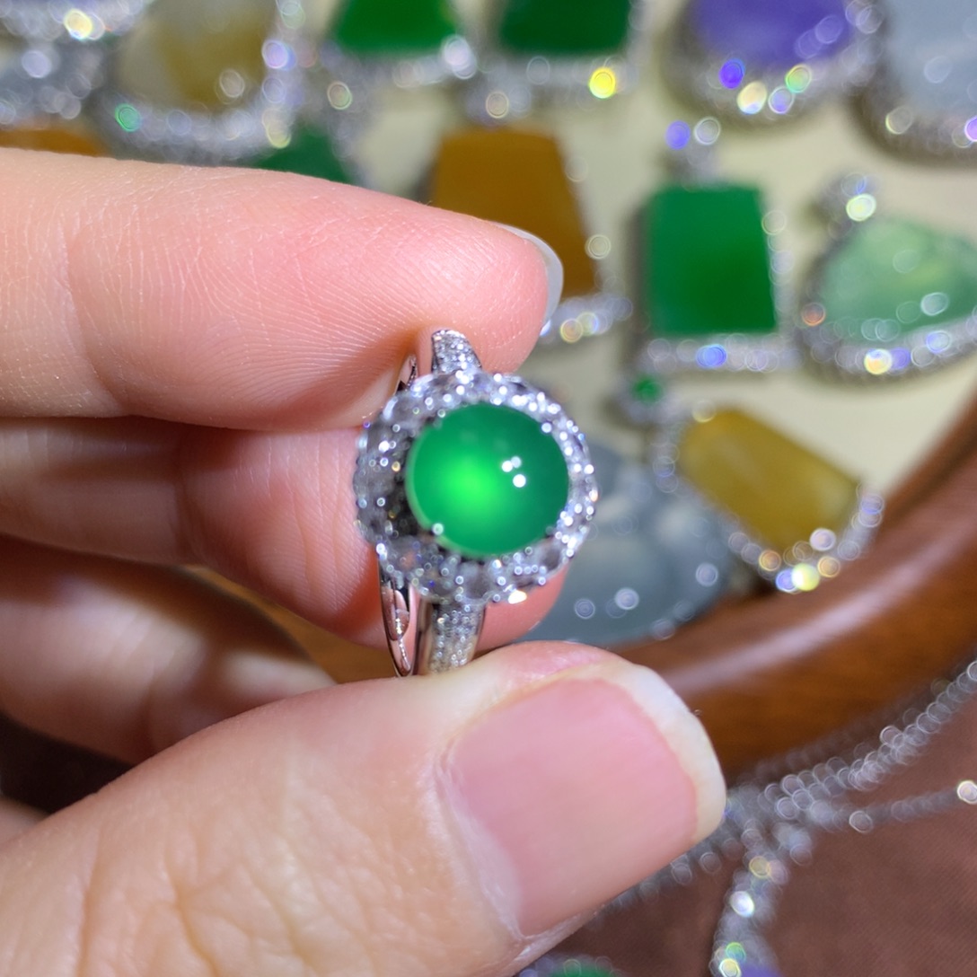 翡翠戒指18K金镶嵌戒指