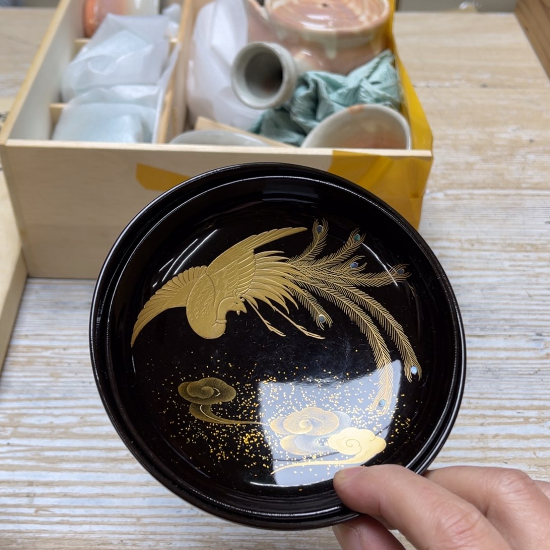 瓷片魔****?密密麻麻地排列在一起