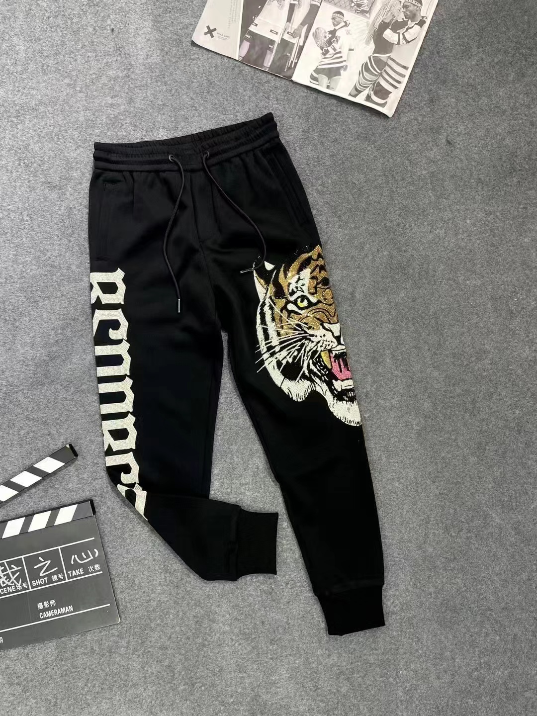 11818秋冬新款潮流重工牡丹花老虎满钻轻奢男士休闲黑色卫裤