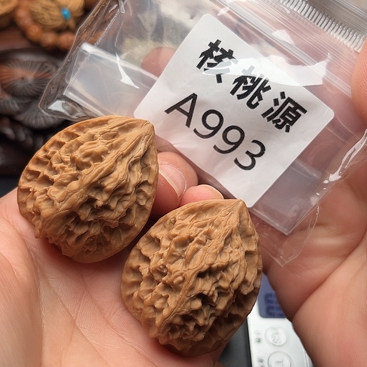 文玩核桃吊坠十三陵鸡心37