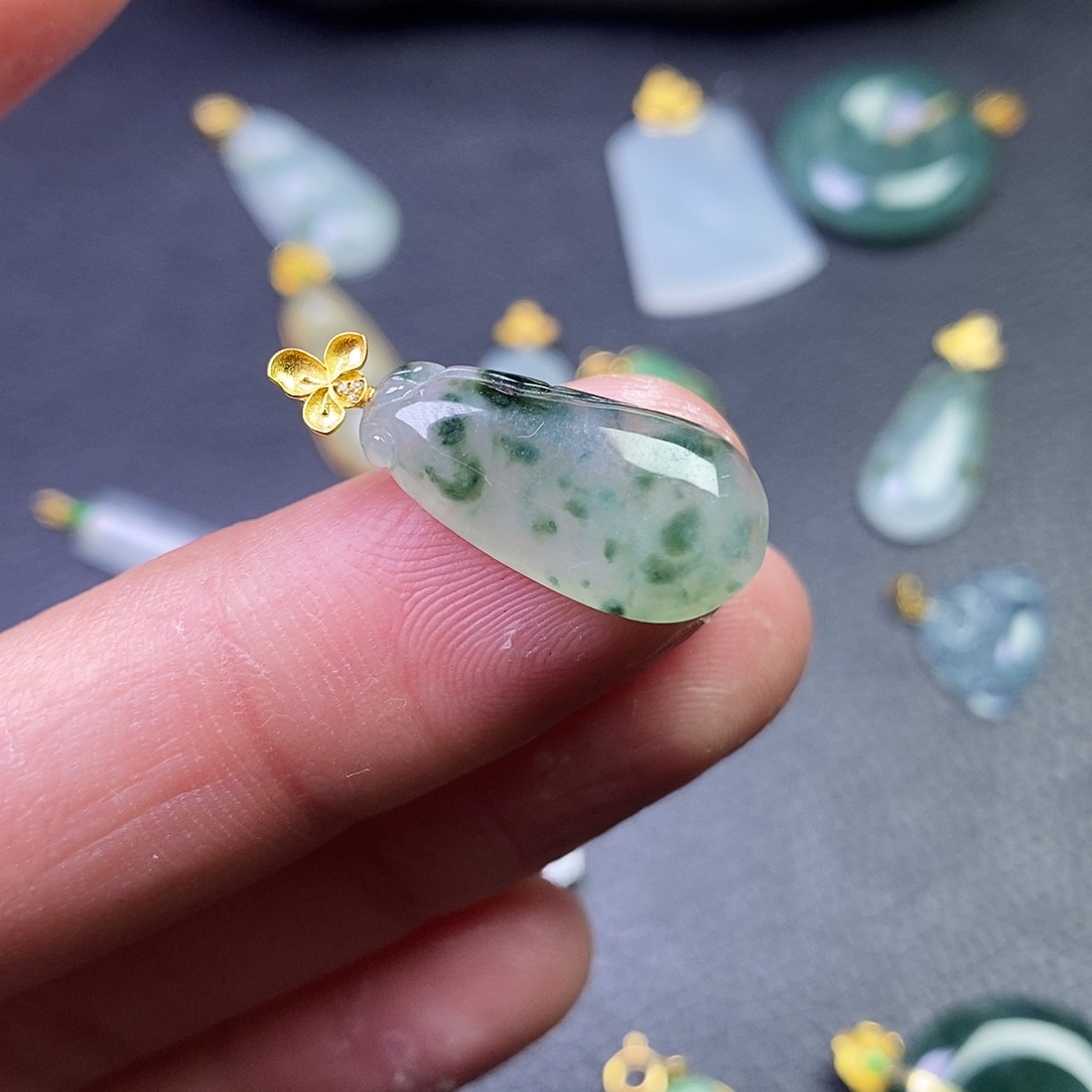 颈饰18K金镶嵌翡翠