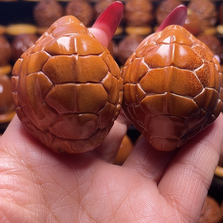 张***荣橄榄核把件橄榄雕刻