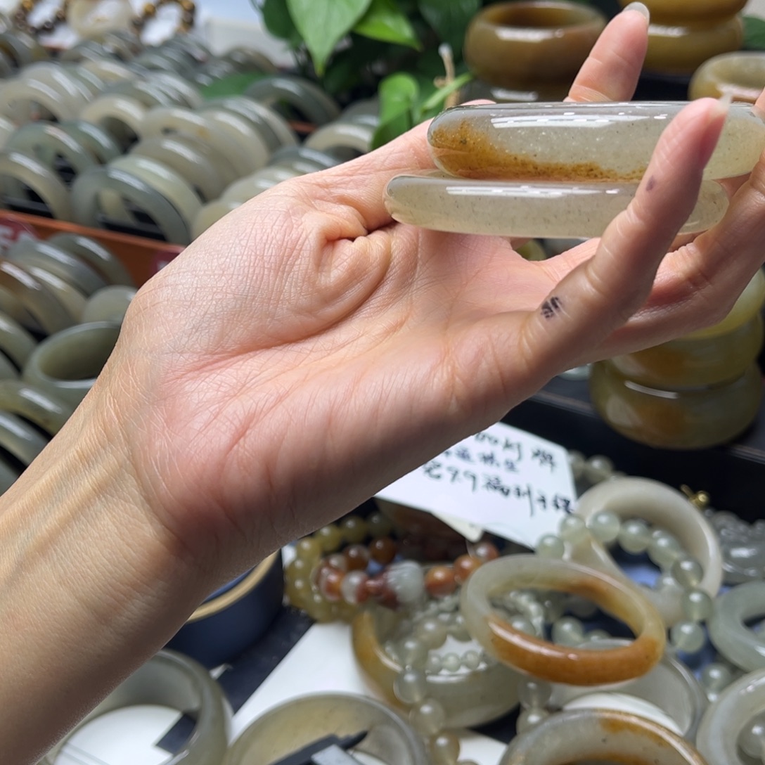 瑞****石英质玉未镶嵌手镯