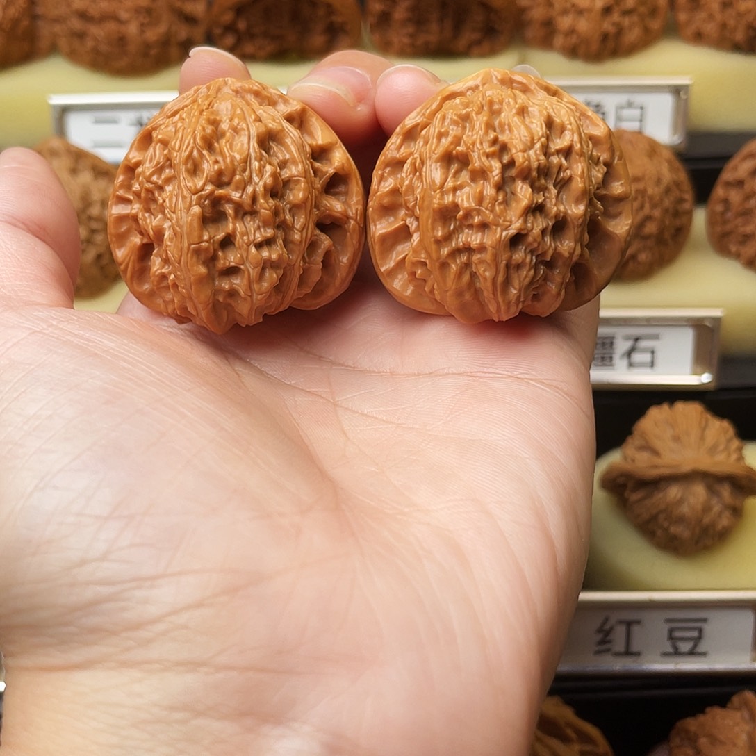 文玩核桃吊坠三角白40尺741