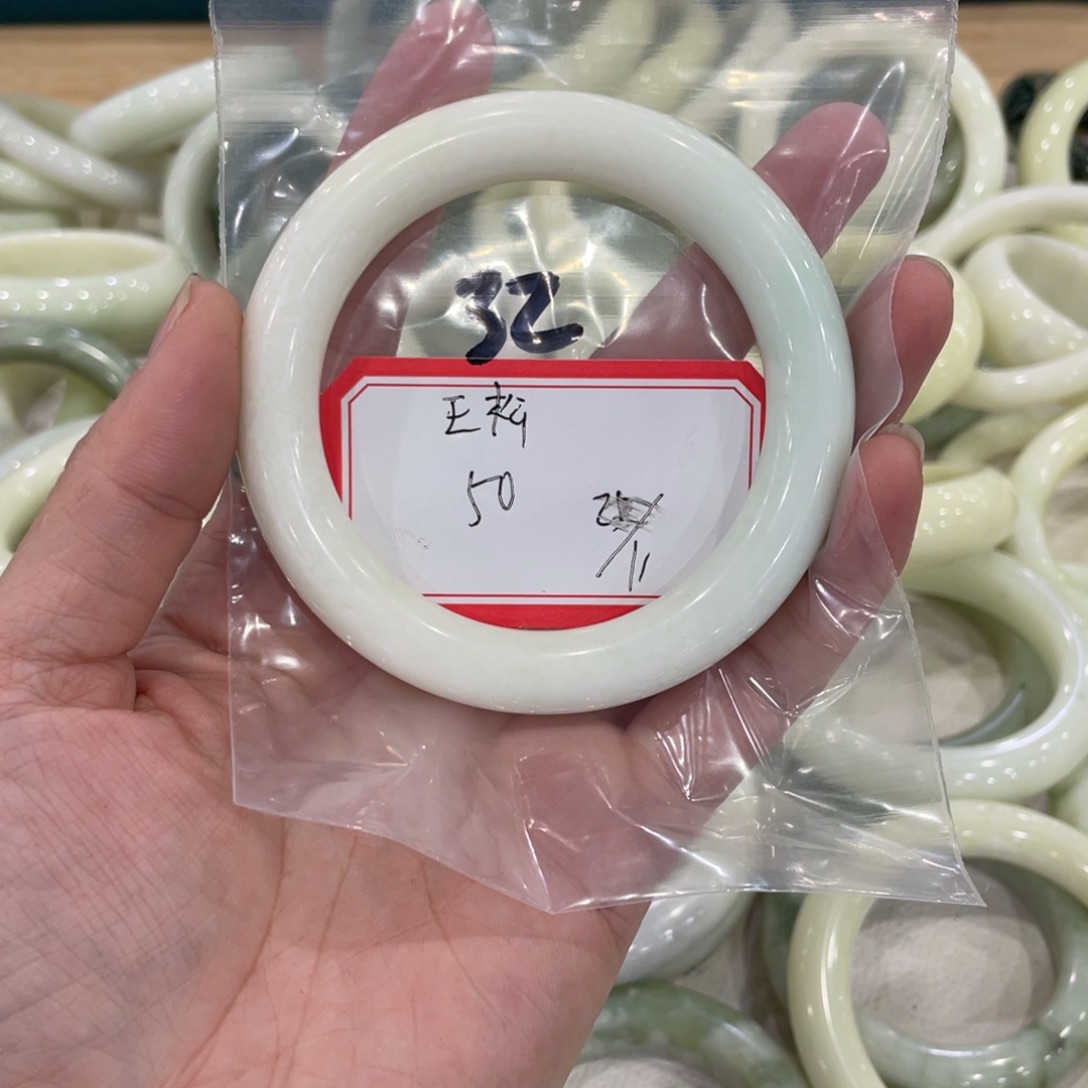 王***松蛇纹石玉未镶嵌手镯