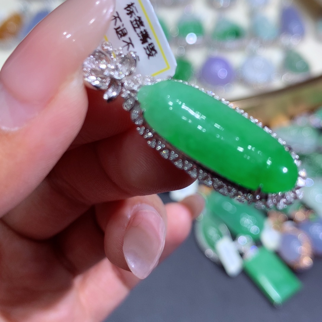 翡翠吊坠(赠链)18K金镶嵌