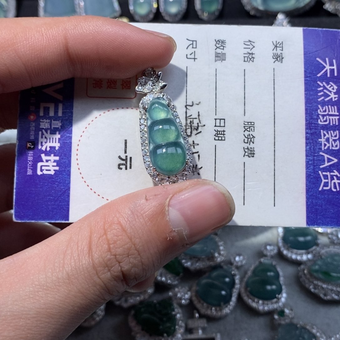 翡翠颈饰未镶嵌翡翠