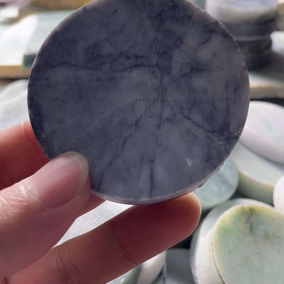 翡翠未镶嵌颈饰毛料1