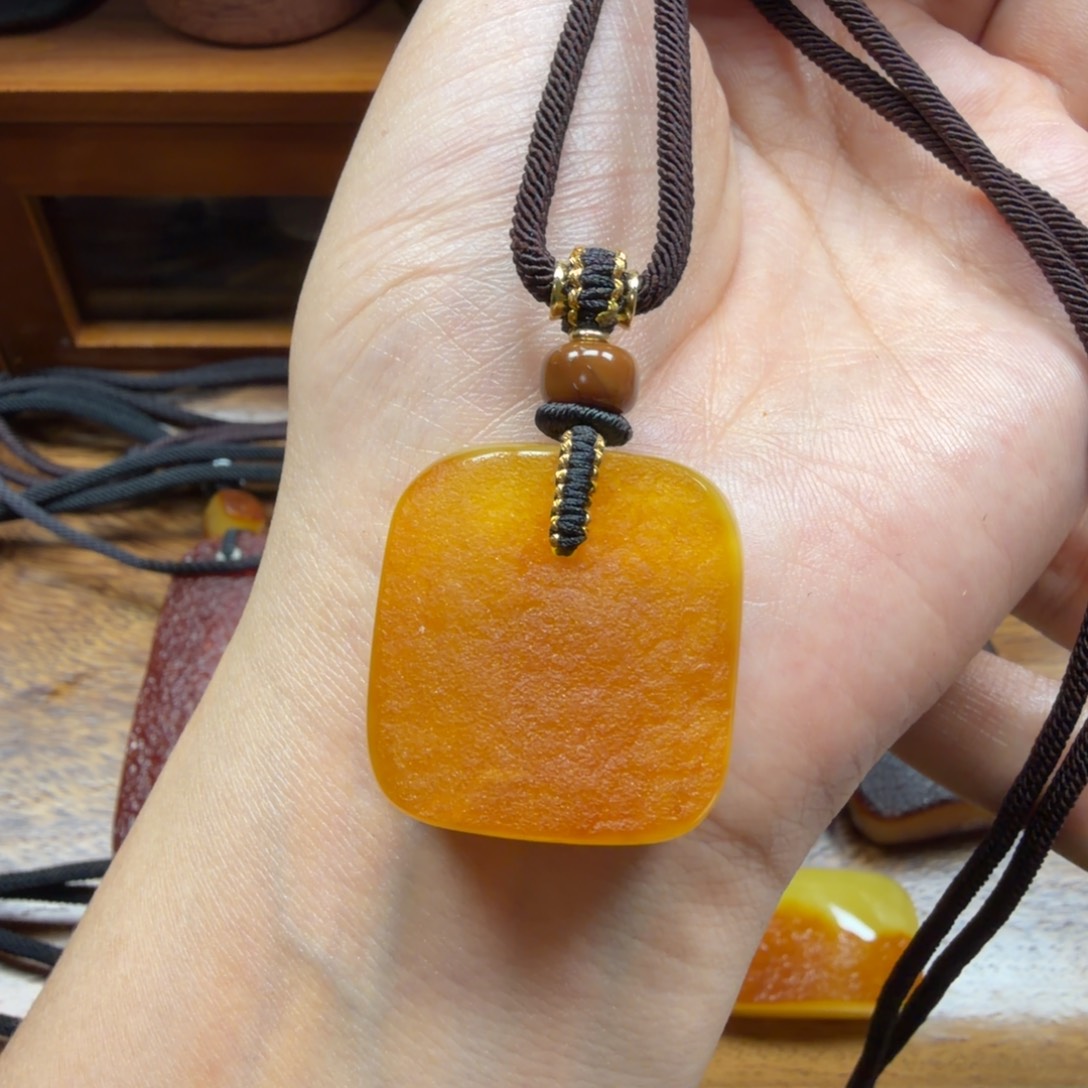 琥珀未镶嵌吊坠(赠链)