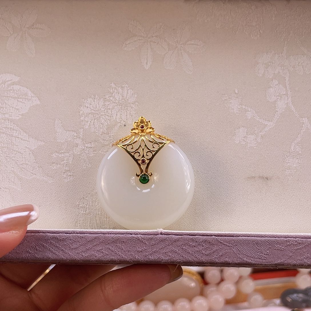 和田玉颈饰18K金镶嵌F**e