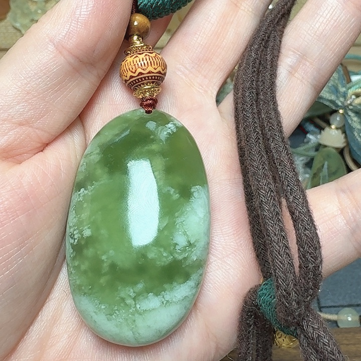 紫****蛇纹石玉未镶嵌颈饰