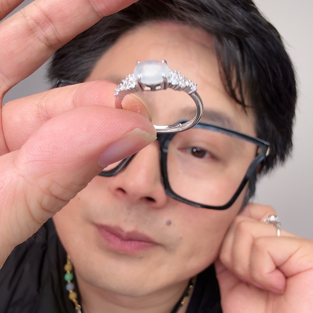 翡翠未镶嵌颈饰一件