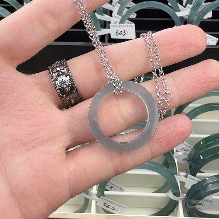 翡翠颈饰未镶嵌劈**雷