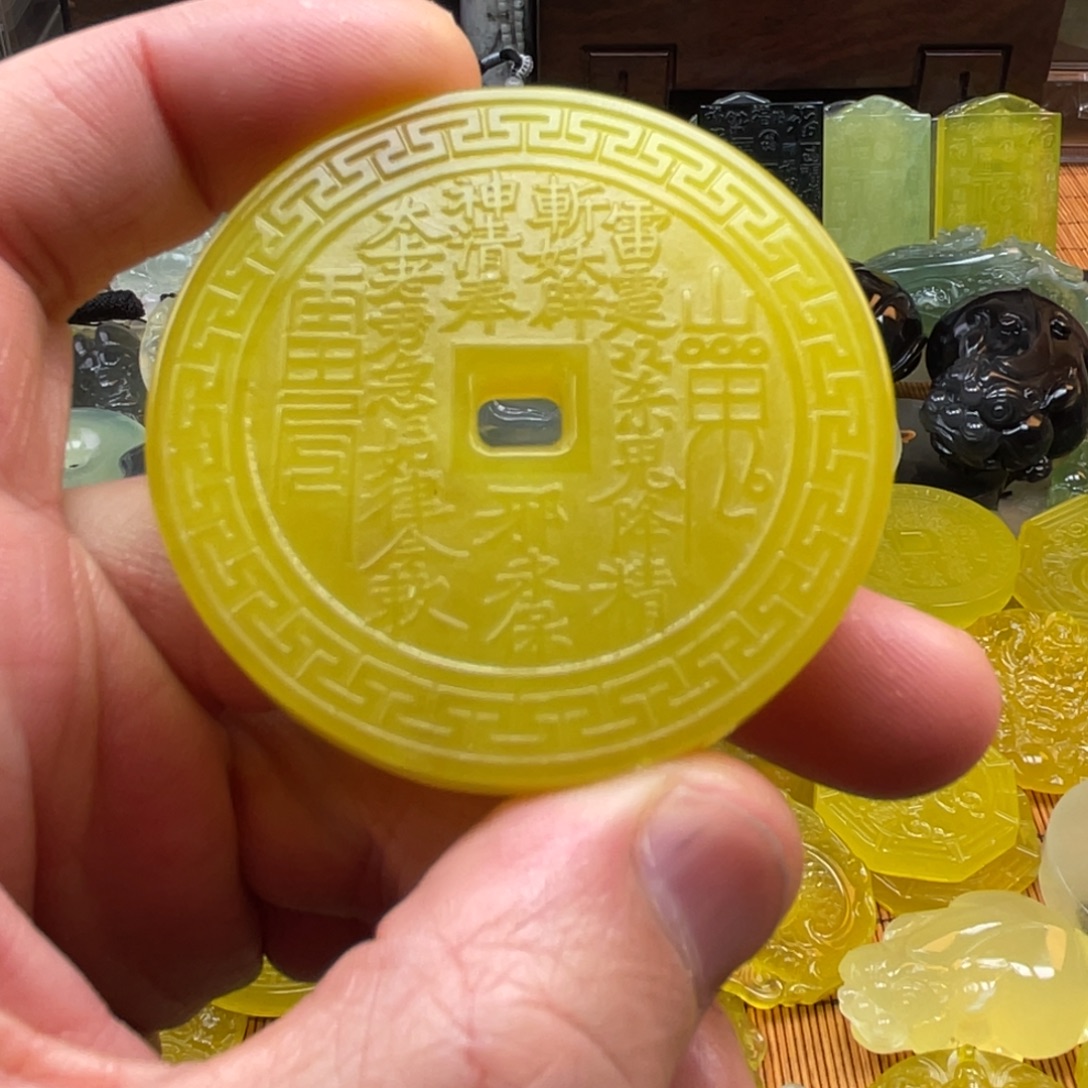 易***师蛇纹石玉未镶嵌颈饰